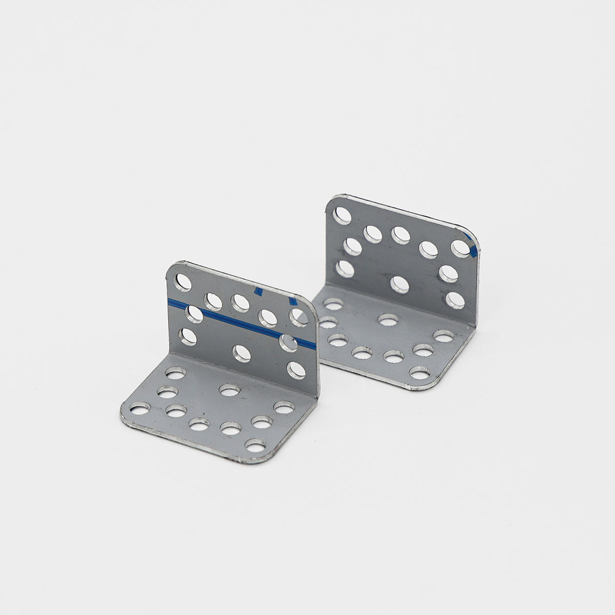 2 × angle brackets.