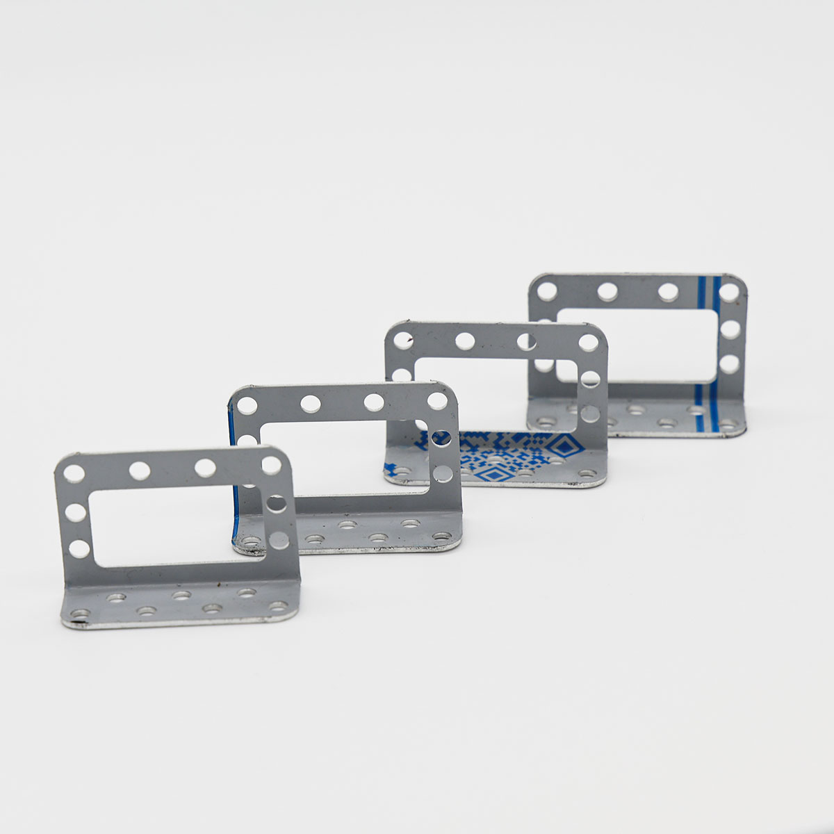 4 × servo brackets.
